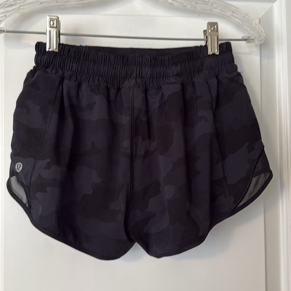Like NEW Lululemon Hotty Hot Deep Coal Black Camo 2.5” low rise Shorts Size 4 - Picture 4 of 6